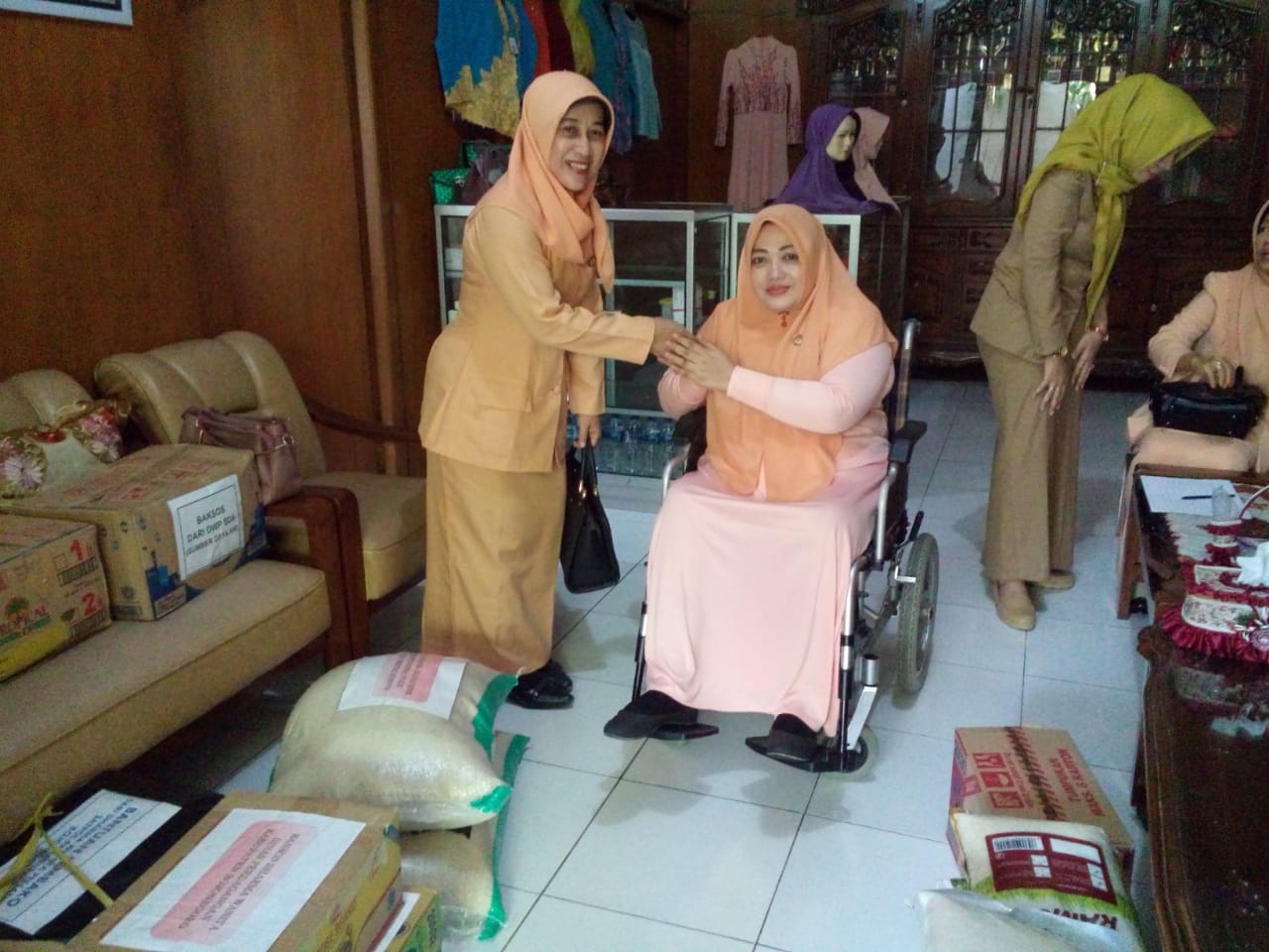 DWP DINDAG  SERAHKAN PAKET SEMBAKO